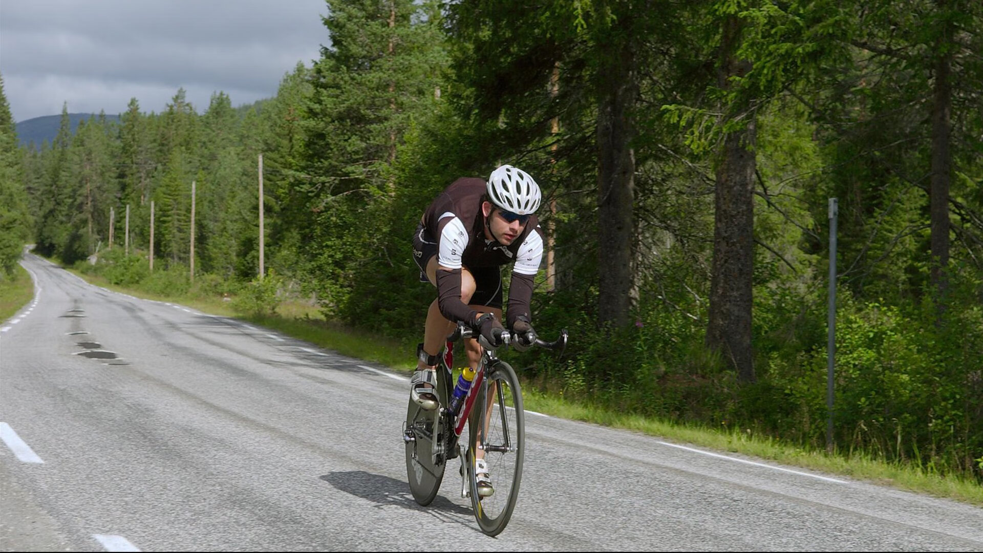 国足年度关键失误与比赛走势影响对比，国足总结失败 低估对手